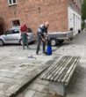 Bypedeller i Glumsø i gang med at rense bænkene i Storegade i Glumsø